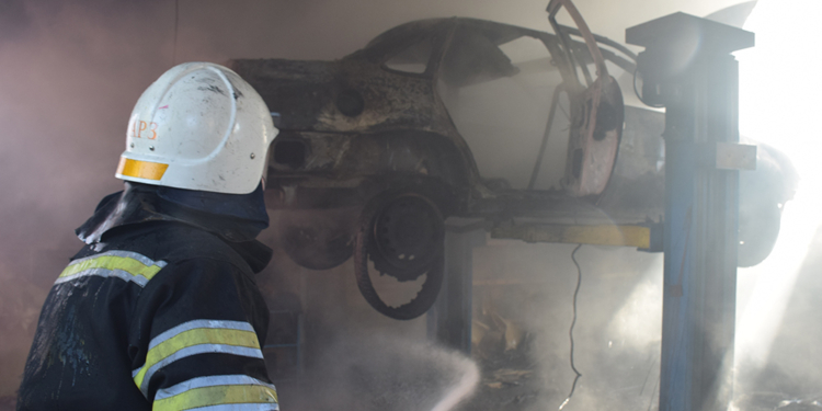 В Николаеве 4 машины и 17 человек  тушили гараж (ФОТО, ВИДЕО)