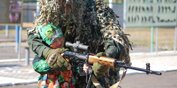 Гвардейцы николаевского полка показали школьникам технику, оружие и служебных собак (ФОТО)