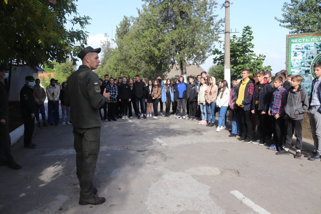 Гвардейцы николаевского полка показали школьникам технику, оружие и служебных собак (ФОТО) 22