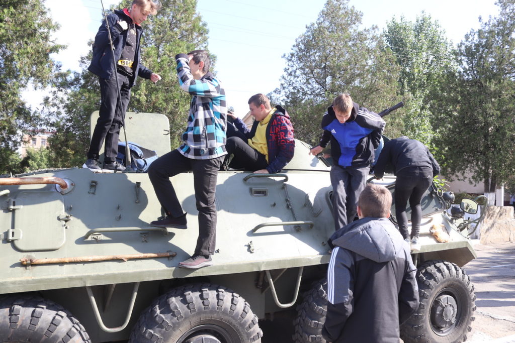 Гвардейцы николаевского полка показали школьникам технику, оружие и служебных собак (ФОТО) 24