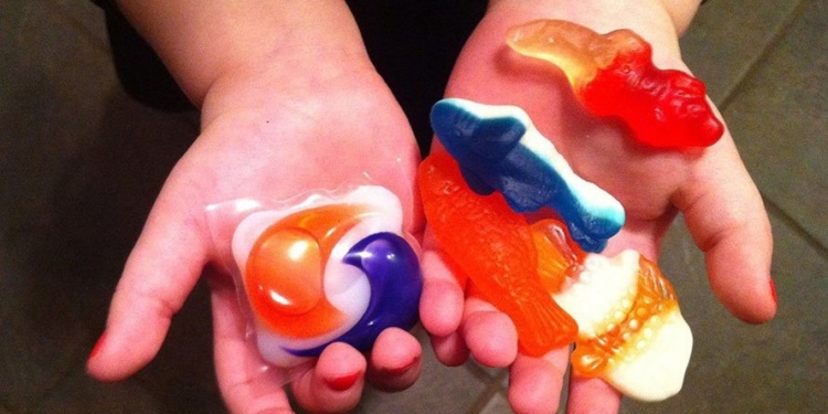 Вернулся смертельный челлендж TikTok: в Украине дети глотают капсулы для стирки (ВИДЕО)