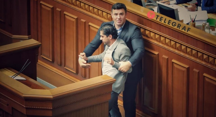 Арахамия считает, что после сегодняшнего нападения в Раде Тищенко на Лероса отстранить должны обоих. Оба фигуранта тоже высказались