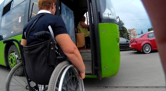 Низкопольные троллейбусы и автобусы в Николаеве появились, но инвалидам от этого легче не стало