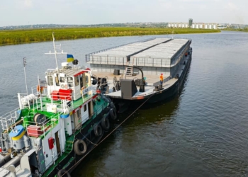 Еще одна николаевская компания начала перевозить зерно баржами по Южному Бугу