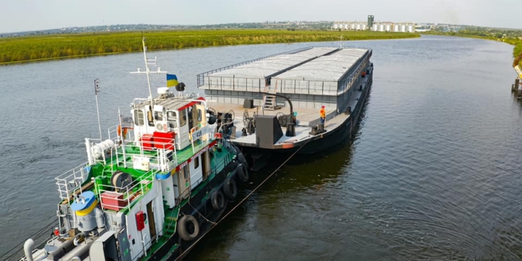 Еще одна николаевская компания начала перевозить зерно баржами по Южному Бугу
