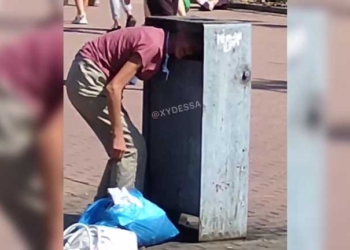 В Одессе спасатели помогли женщине, голова которой  застряла в мусорнике (ВИДЕО)