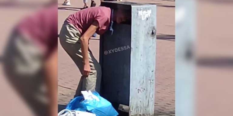 В Одессе спасатели помогли женщине, голова которой  застряла в мусорнике (ВИДЕО)