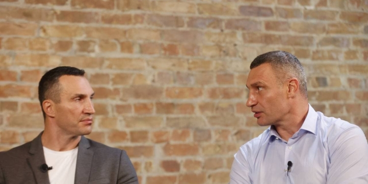 «Кто эти смешные люди? Я точно могу лучше”. Братья Кличко дали одно интервью на двоих (ВИДЕО)