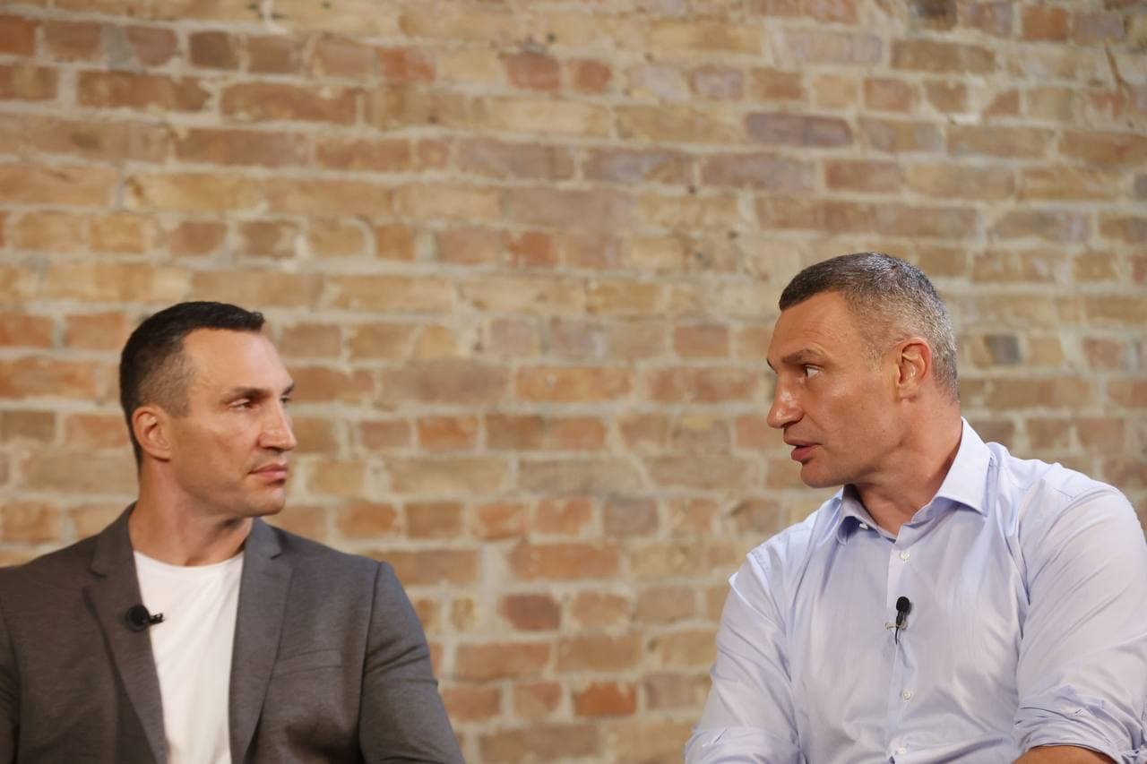 «Кто эти смешные люди? Я точно могу лучше”. Братья Кличко дали одно интервью на двоих (ВИДЕО)