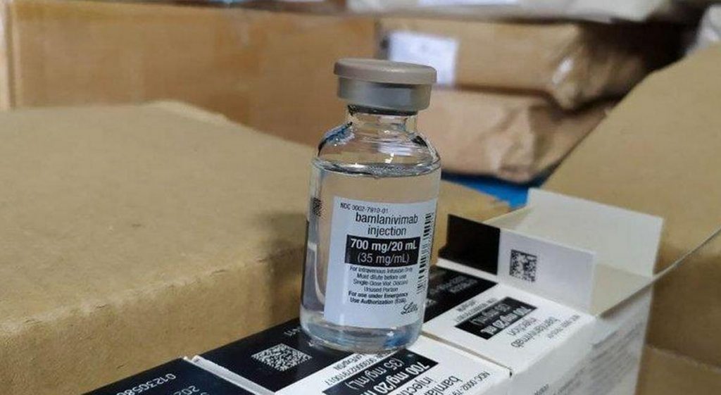 Креатив "антиваксов": в Италии мужчина пришел на вакцинацию с "силиконовой рукой" 1