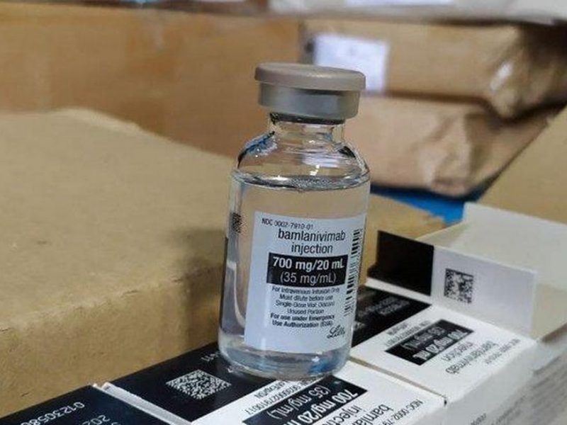 Креатив «антиваксов»: в Италии мужчина пришел на вакцинацию с «силиконовой рукой»