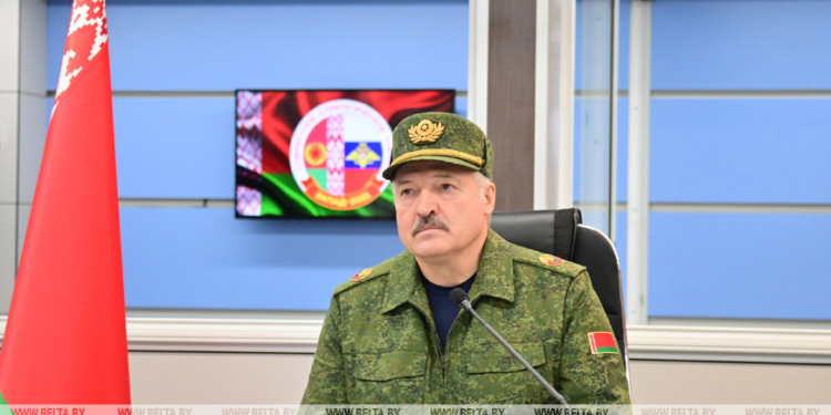 Лукашенко купит оружия на более чем $1 млрд, чтобы «закрыть границу с Украиной»