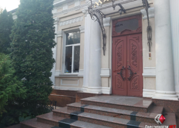 В Николаеве неизвестные бросили “коктейль Молотова” в офис известного адвоката Калоянова