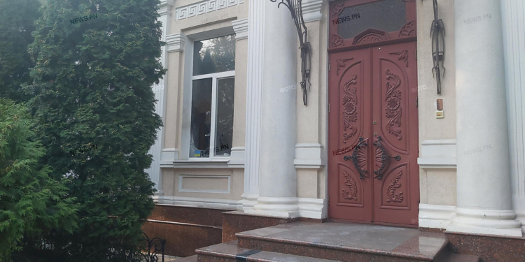 В Николаеве неизвестные бросили “коктейль Молотова” в офис известного адвоката Калоянова