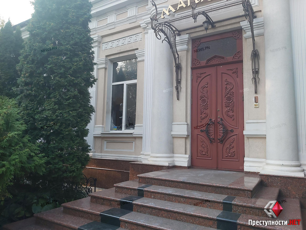 В Николаеве неизвестные бросили “коктейль Молотова” в офис известного адвоката Калоянова