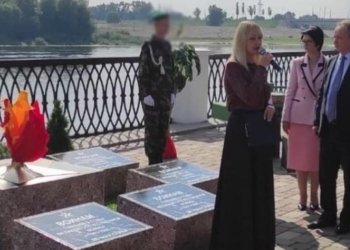 В Гомеле на День города поставили передвижной муляж братской могилы