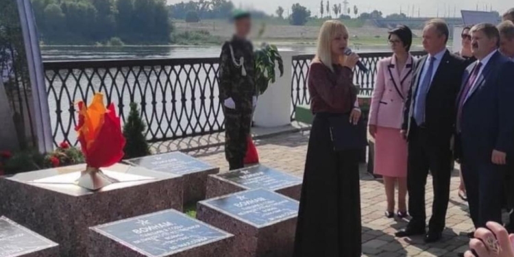 В Гомеле на День города поставили передвижной муляж братской могилы