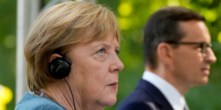 Действия Беларуси в отношении мигрантов Меркель назвала гибридными атаками