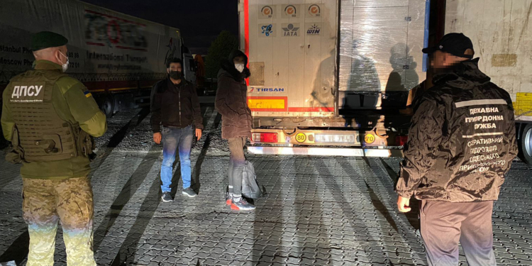 В Черноморском порту обнаружили 2 нелегалов на судне из Турции. Они дорого заплатили за путешествие (ВИДЕО)