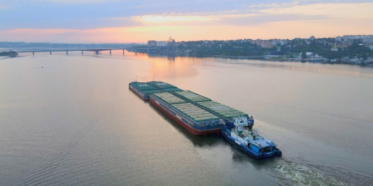 “Нибулон” начал возить зерно караванами из 4 барж