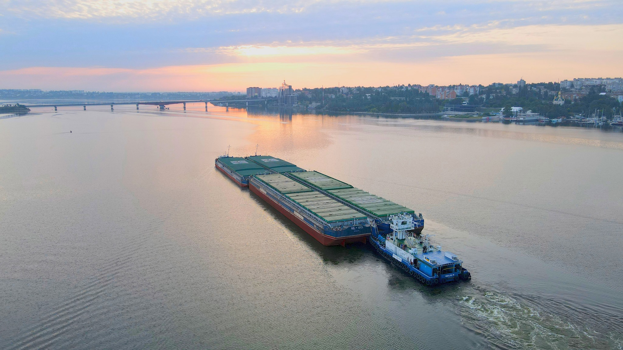 “Нибулон” начал возить зерно караванами из 4 барж