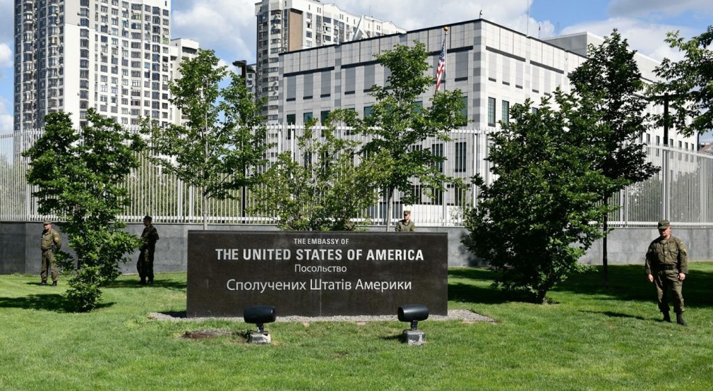 Госдеп США разрешил дипломатам покинуть посольство в Украине, отъезд для их семей - обязательный 1