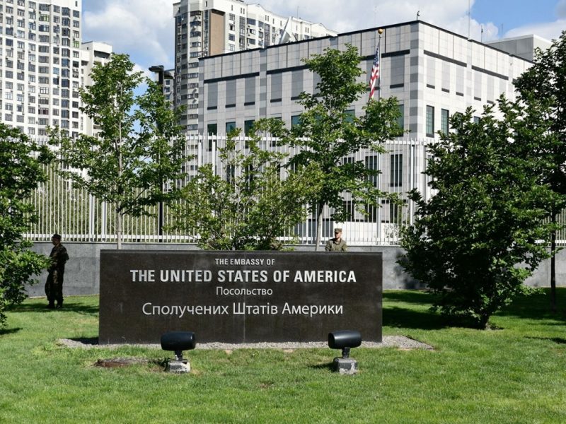 Госдеп США разрешил дипломатам покинуть посольство в Украине, отъезд для их семей — обязательный