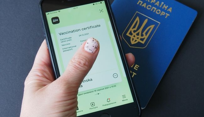 Кабмин ввел новые правила карантина и цветные COVID-сертификаты