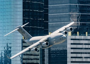 Военный транспортник, пролетевший между небоскребами в Австралии, напугал туристов. Особенно из США (ВИДЕО)