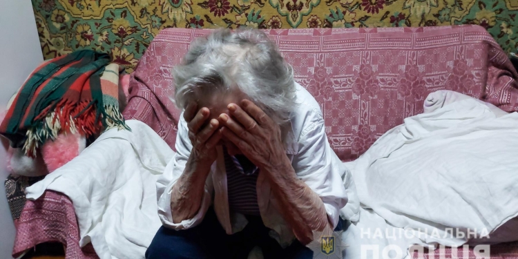 В Николаеве аферисты выманили у старушки все, что у нее было, – $1,9 тыс. Их задержали (ФОТО, ВИДЕО)