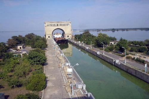 На Каховском шлюзе провели экспериментальное шлюзование для двух барж и буксира одновременно