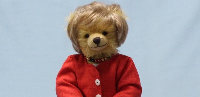 К отставке канцлера в Германии выпустили плюшевого медведя “Меркель” (ФОТО)