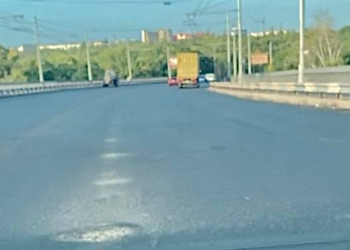 На отремонтированном Ингульском мосту уже появились ямы (ФОТО)