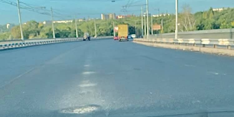 На отремонтированном Ингульском мосту уже появились ямы (ФОТО)