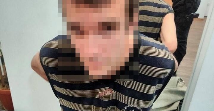 В Николаеве пьяного дебошира, ворвавшегося в детскую библиотеку и напавшего на сотрудницу и детей, поймала полиция охраны (ФОТО)