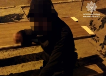 В черной одежде на черное дело: в Николаеве патрульные задержали мужчину, который воровал тротуарную плитку (ФОТО)