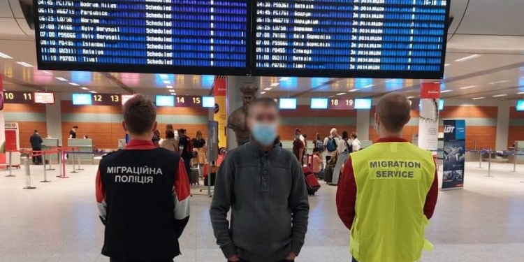 Миграционщики Николаевщины принудительно выдворили из страны азербайджанца (ФОТО)