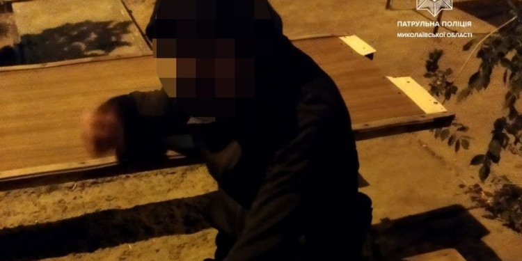 В черной одежде на черное дело: в Николаеве патрульные задержали мужчину, который воровал тротуарную плитку (ФОТО)