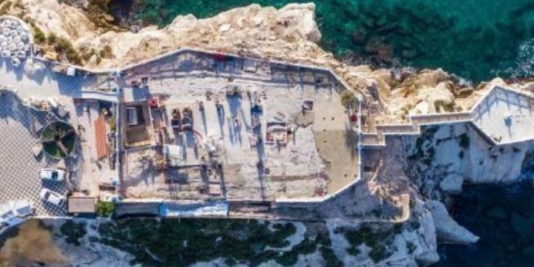 Делала селфи. Украинка в Испании сорвалась со скалы  (ВИДЕО)