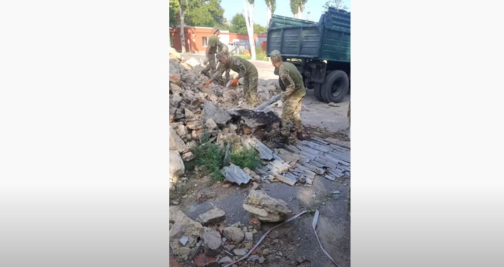 Морпехи 198-го учебного центра ВМСУ в Николаеве грузят строительный мусор вместо учебы (ВИДЕО)