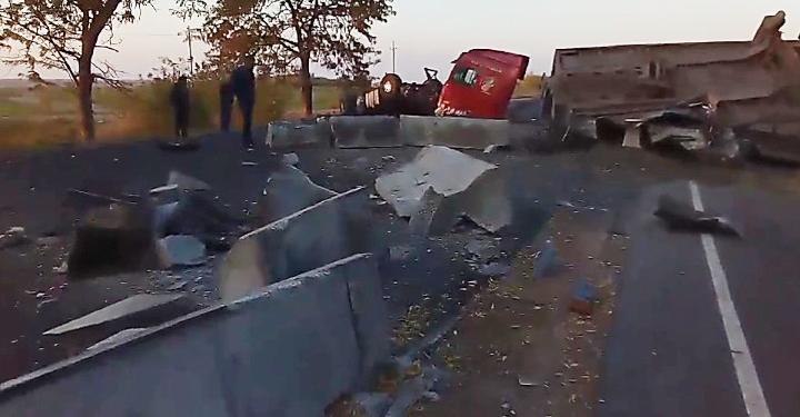 Перевернувшаяся фура с подсолнечником заблокировала трассу Н-11 под Николаевом в обоих направлениях (ВИДЕО)