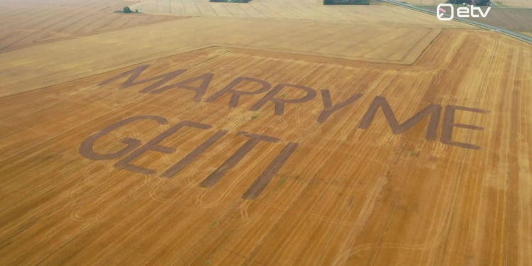 Чтобы даже из космоса было видно: житель Эстонии сделал своей девушке предложение руки и сердца с помощью рисунка на поле (ФОТО)