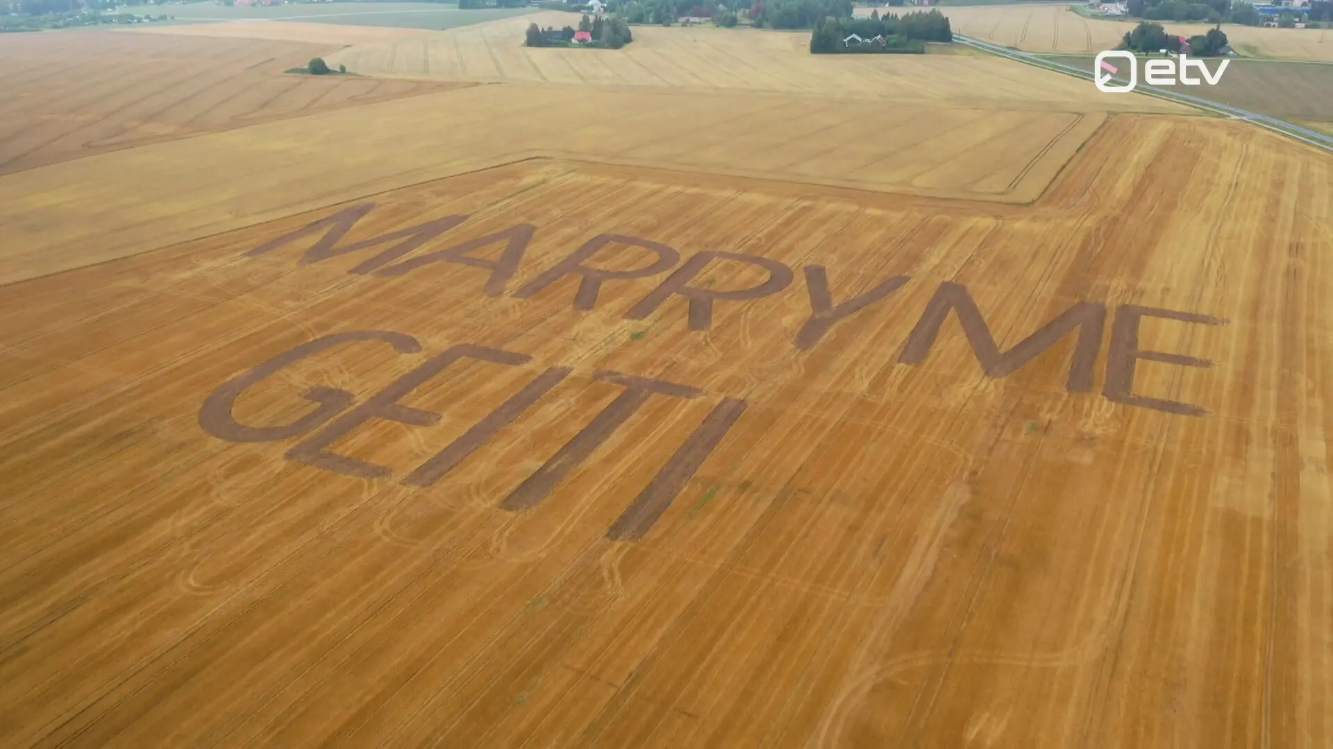 Чтобы даже из космоса было видно: житель Эстонии сделал своей девушке предложение руки и сердца с помощью рисунка на поле (ФОТО)