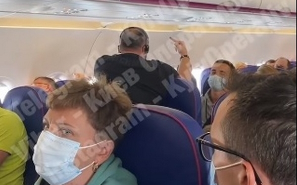 Летевший с Кипра в Киев пассажир самолета дебоширил из-за требования надеть маску (ВИДЕО)