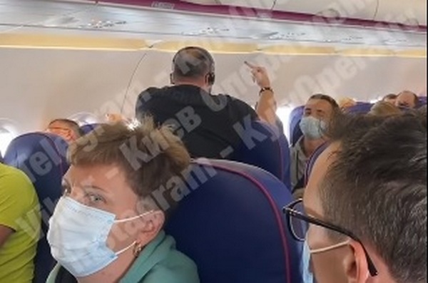 Летевший с Кипра в Киев пассажир самолета дебоширил из-за требования надеть маску (ВИДЕО) 1