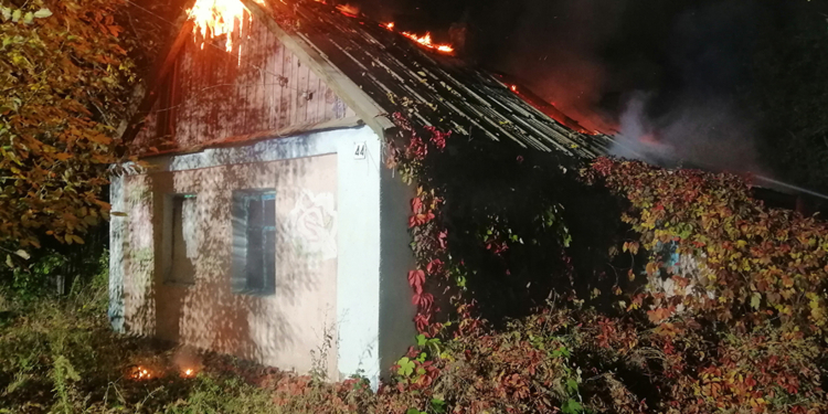 В Лоцкино ночью горел жилой дом (ФОТО)
