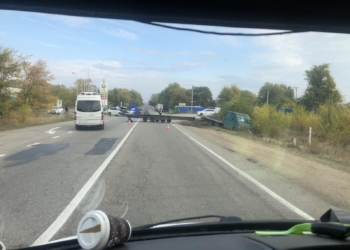 ДТП на трассе Николаев-Одесса с участием кроссовера и тягача – проезд затруднен (ВИДЕО)