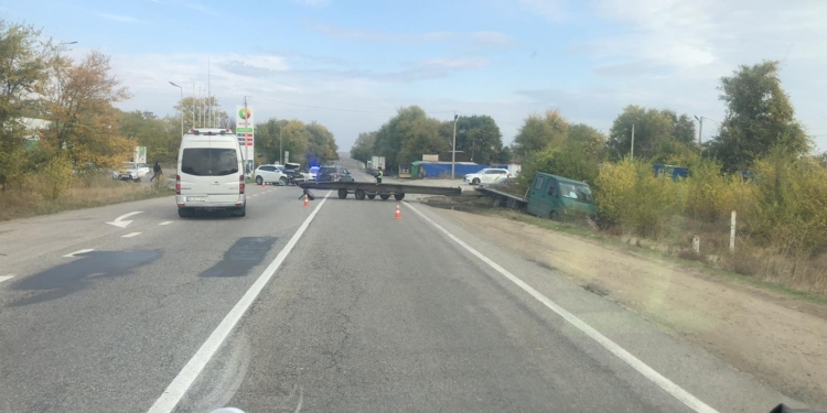 ДТП на трассе Николаев-Одесса с участием кроссовера и тягача – проезд затруднен (ВИДЕО)