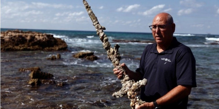 У берегов Израиля водолаз-любитель нашел 900-летний меч крестоносца (ВИДЕО)