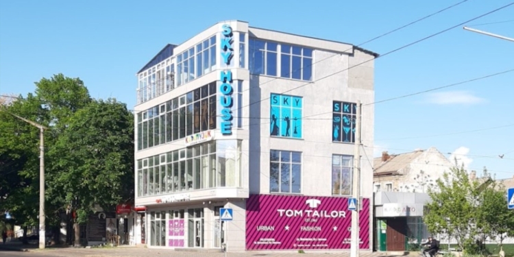 В Николаеве пьяная женщина «въехала» в витрину магазина на авто (ФОТО)